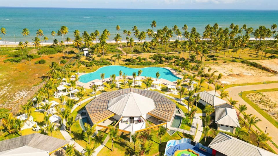 Casa de Luxo com Jacuzzi e 3 quartos na Praia do Forte, Condomínio Clube com estrutura completa, Academia, Restaurante, Brinquedoteca e muito mais House in State of Bahia
