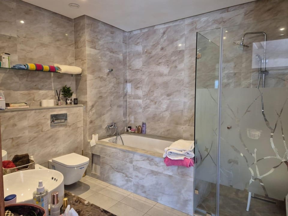 Toilet, Hot Tub