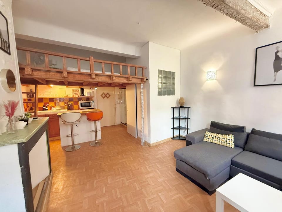 Kitchen or kitchenette, Living room, Seating area, Dining area, stove