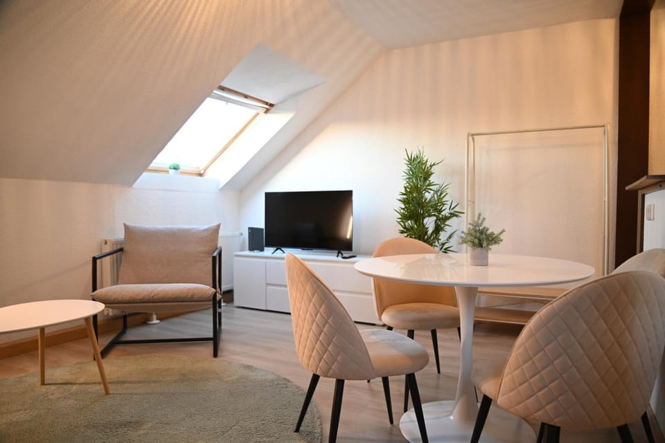 TV and multimedia, Living room, Seating area, Dining area