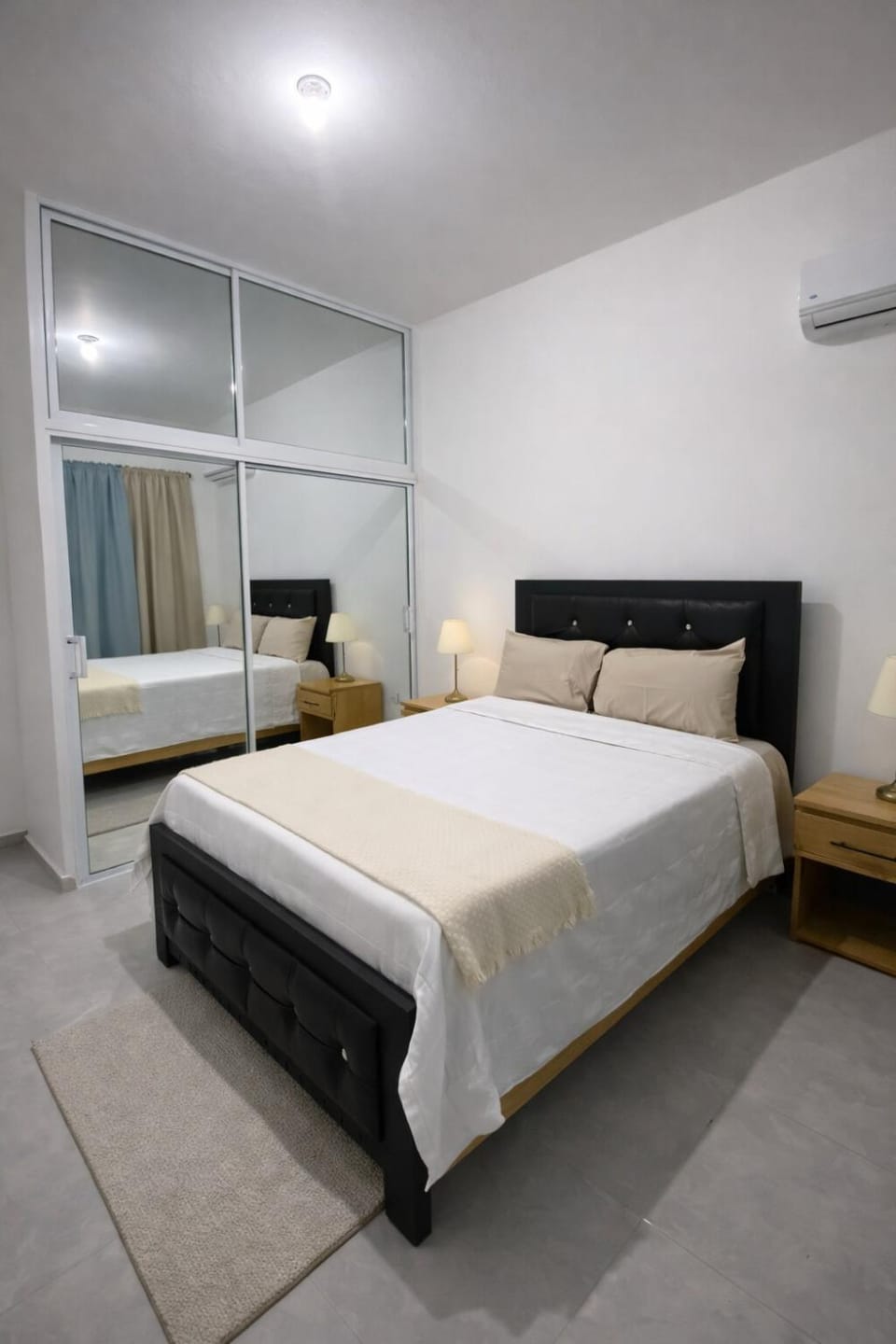 Bed, Photo of the whole room, Bedroom