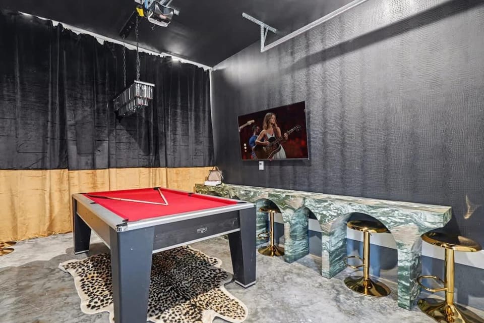 Halo-Rooftop Patio & Game Room-Mins to Broadway House in Nashville