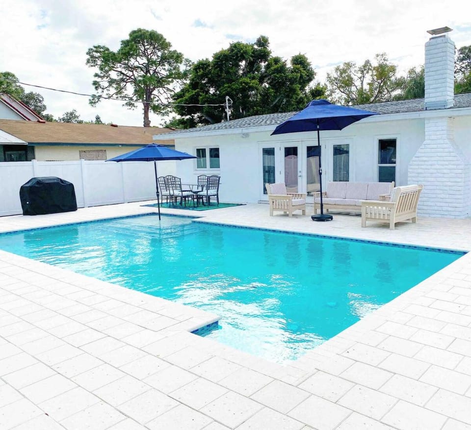 Palma Sola Pool Home, minutes to AMI House in Bradenton