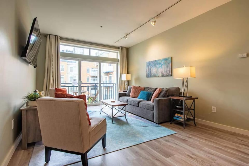 Spacious 2 Bedroom Condo with Pool Apartment in Belltown