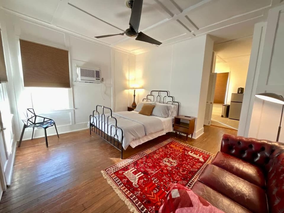 Comfy Hideaway- Easy World Cup Access, Walk to Restaurants and Bars Apartment in Houston