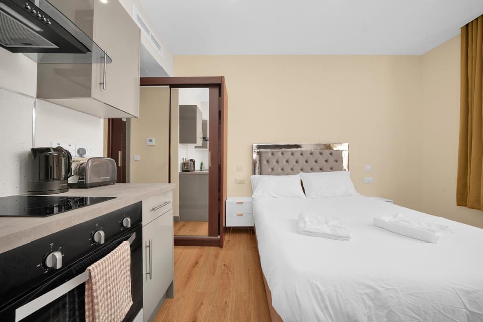 Modern aparthotel 1 minute away from Ilford station 20 minutes from Central London Apartment hotel in Ilford