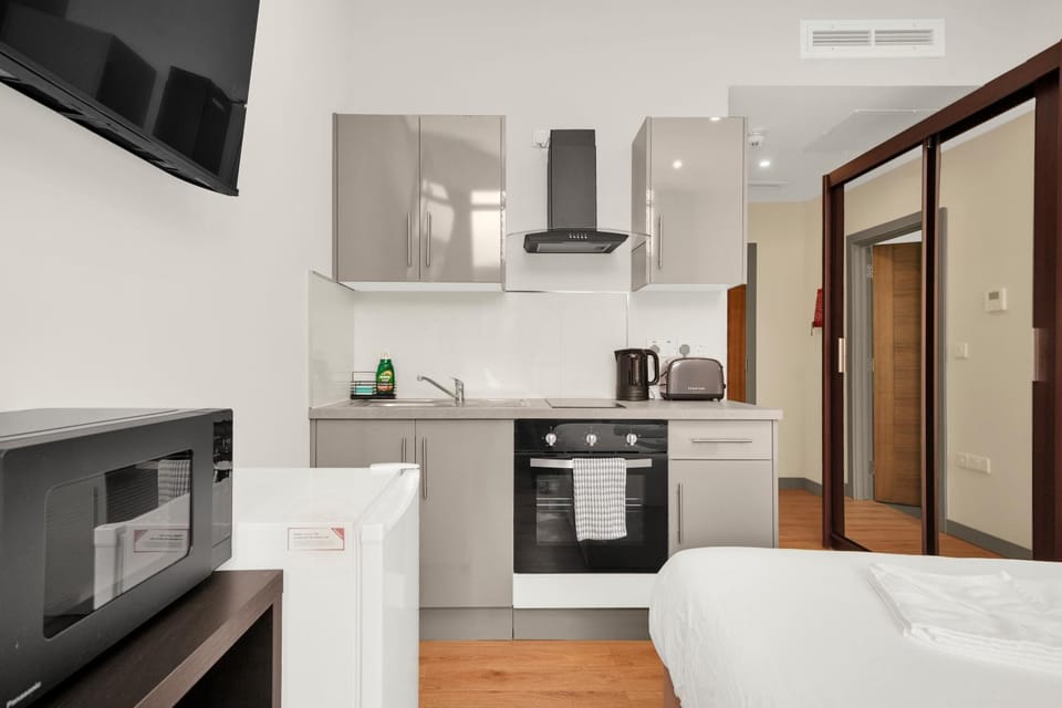 Modern aparthotel 1 minute away from Ilford station 20 minutes from Central London Apartment hotel in Ilford