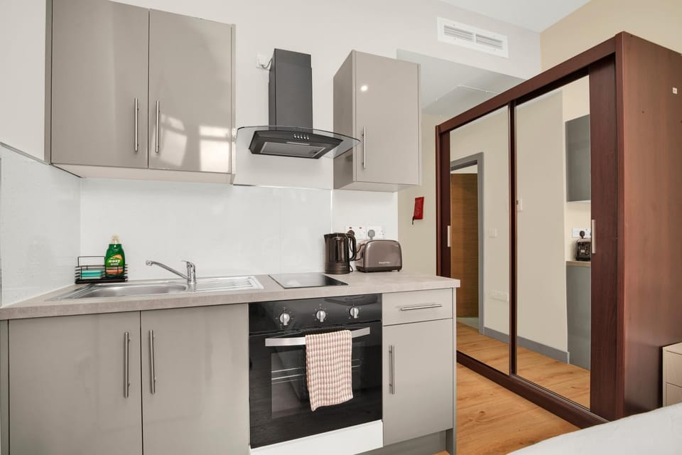 Modern aparthotel 1 minute away from Ilford station 20 minutes from Central London Apartment hotel in Ilford