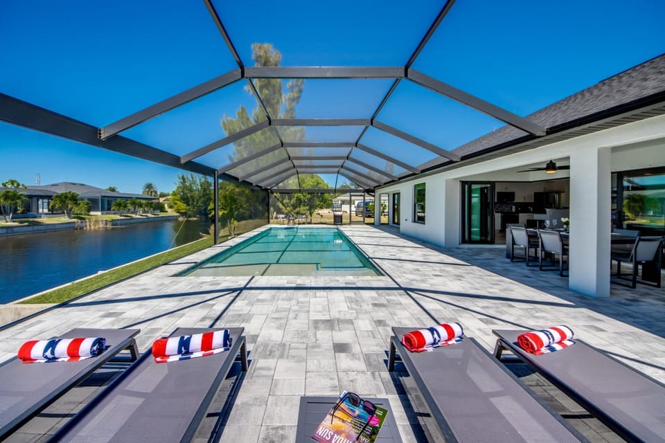 CoralVilla Summer Pearl - modern, large pool, BBQ, office House in Cape Coral