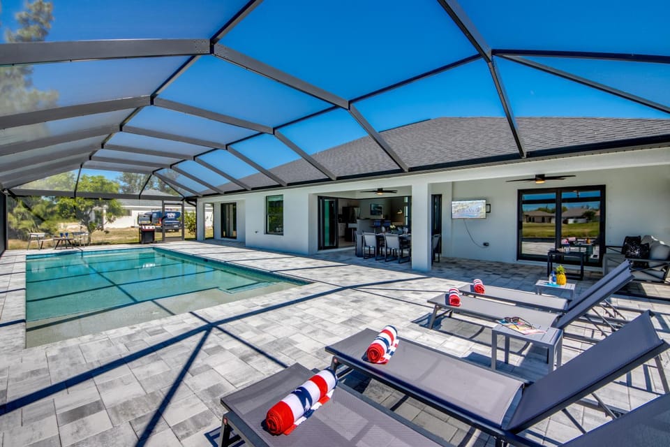 CoralVilla Summer Pearl - modern, large pool, BBQ, office House in Cape Coral