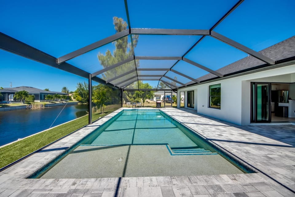 CoralVilla Summer Pearl - modern, large pool, BBQ, office House in Cape Coral