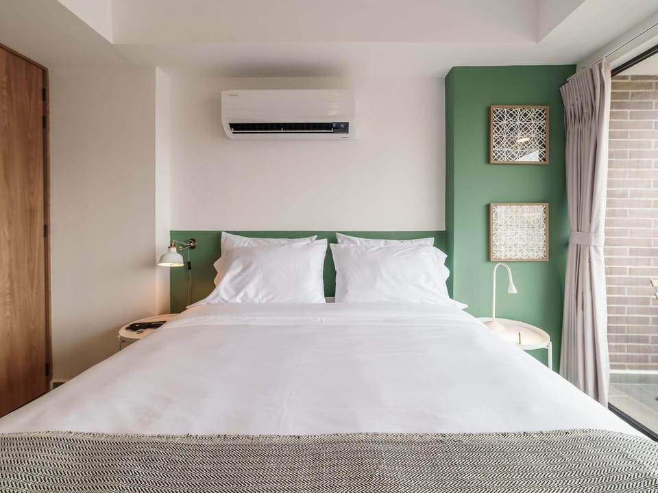 Bed, air conditioner