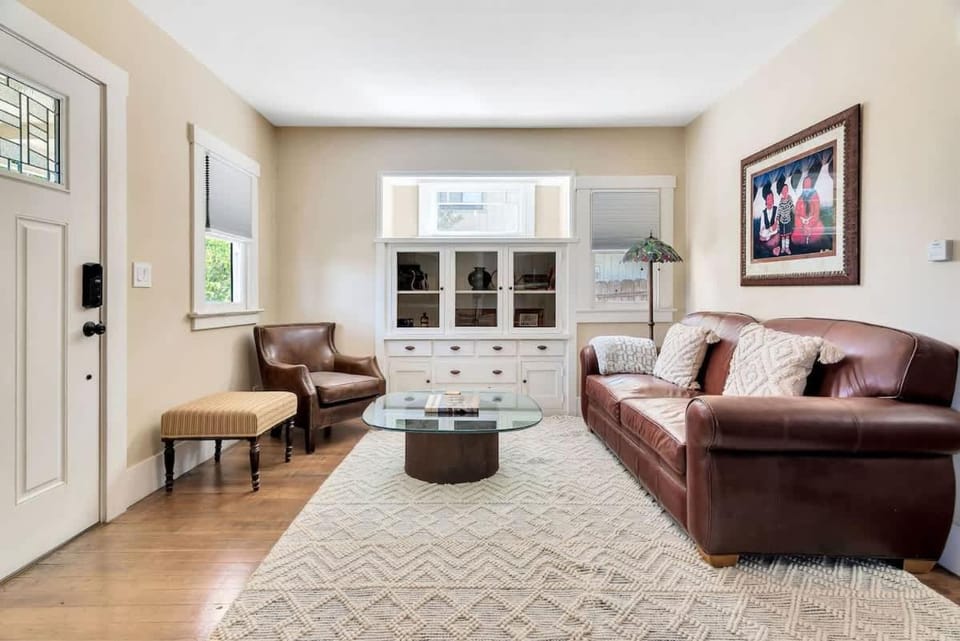 UNDeR THE OaKS-Hot Tub & Walk Downtown House in Paso Robles