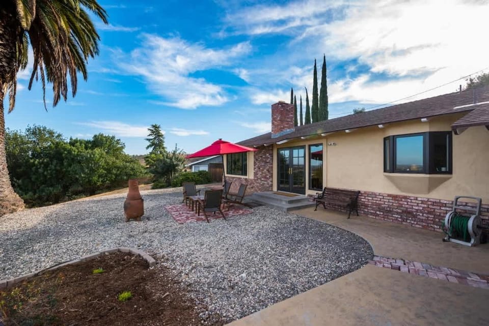 DoWNTOWN DeRBY-Hot Tub & Views House in Paso Robles