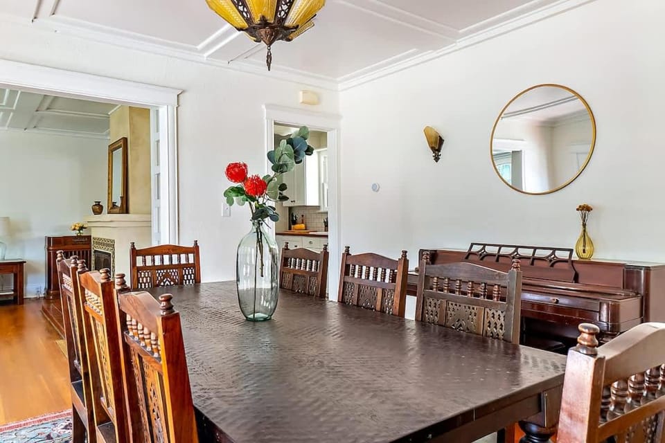 WeSTSiDE SPaNiSH BuNGaLOW -Hot Tub & Walk Downtown House in Paso Robles
