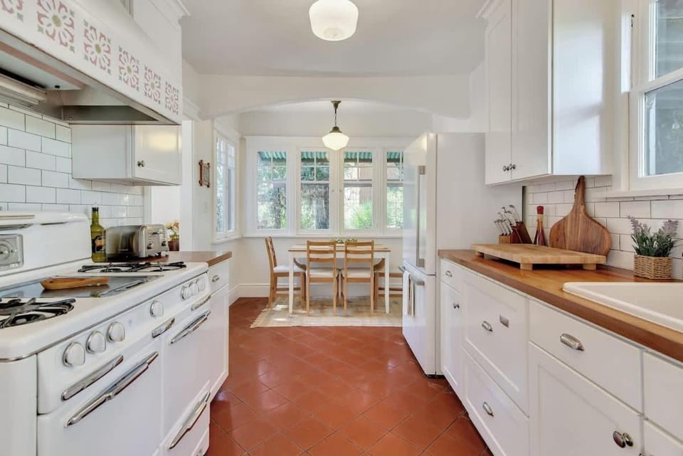 WeSTSiDE SPaNiSH BuNGaLOW -Hot Tub & Walk Downtown House in Paso Robles