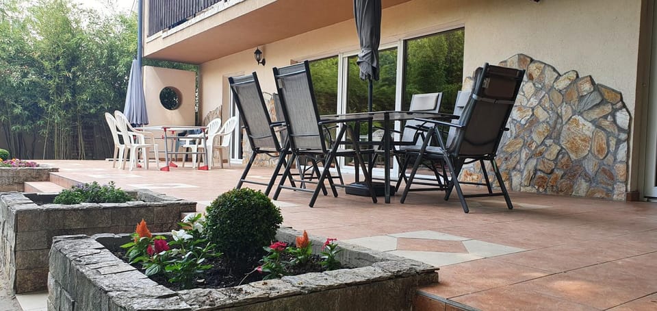 Property building, Garden, Balcony/Terrace