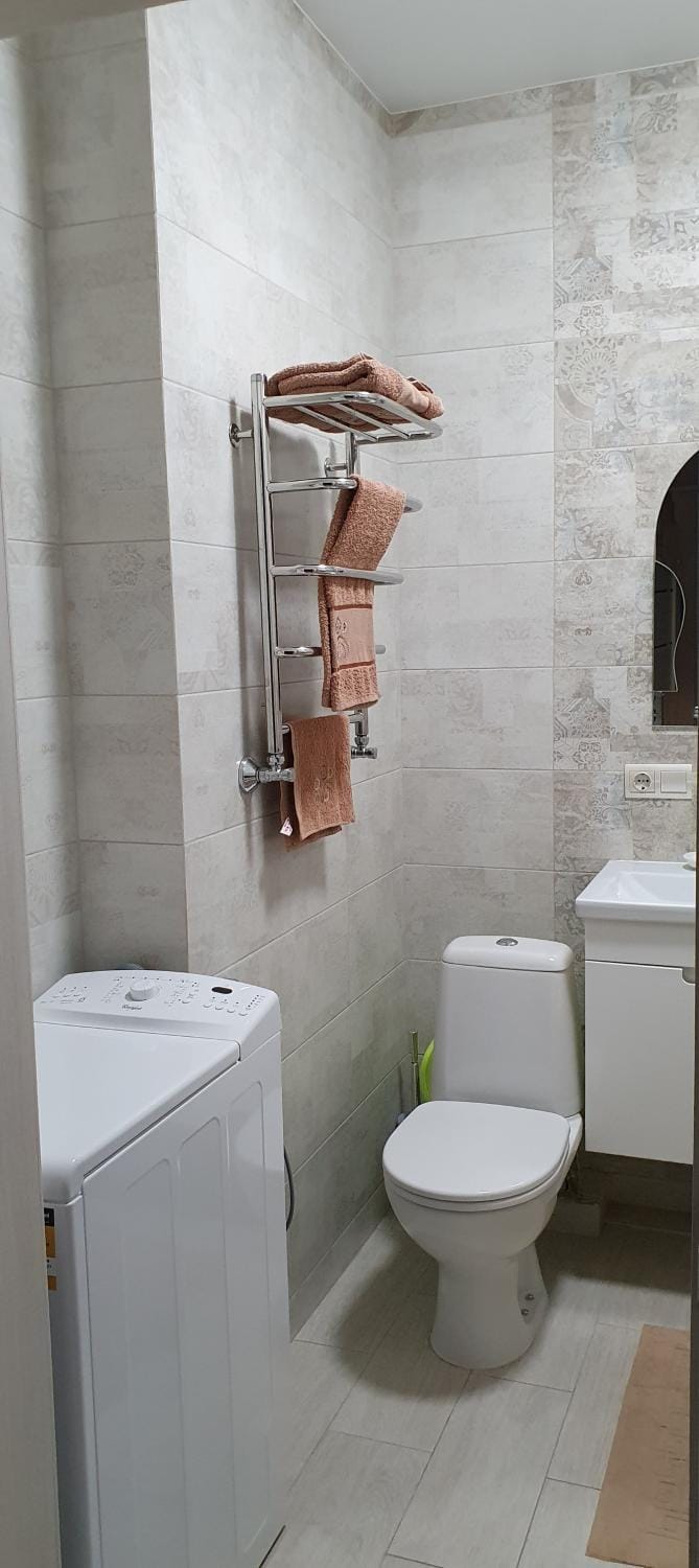 Shower, Toilet, Bathroom, towels, washing machine