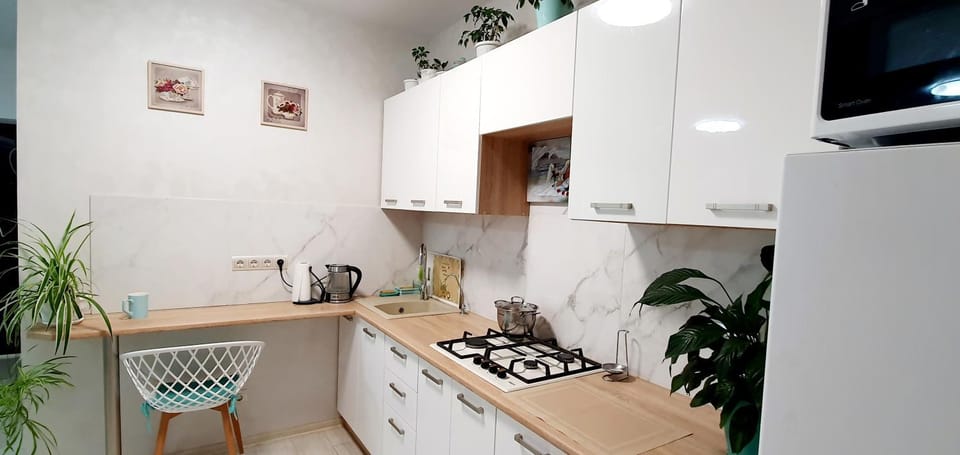 Coffee/tea facilities, Kitchen or kitchenette, Dining area, stove