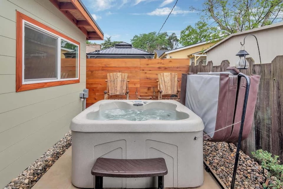MaRVELOUS MiDCENTURY-Hot Tub 5 Blocks to Downtown House in Paso Robles