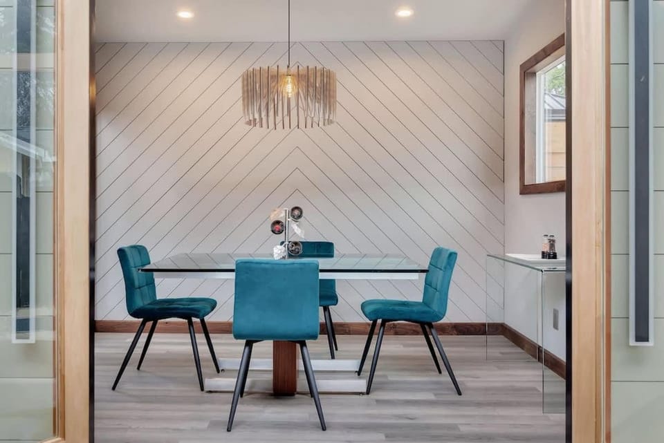MaRVELOUS MiDCENTURY-Hot Tub 5 Blocks to Downtown House in Paso Robles