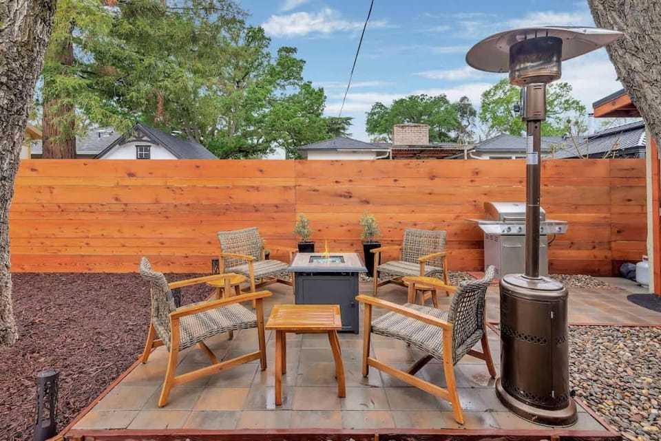 MaRVELOUS MiDCENTURY-Hot Tub 5 Blocks to Downtown House in Paso Robles