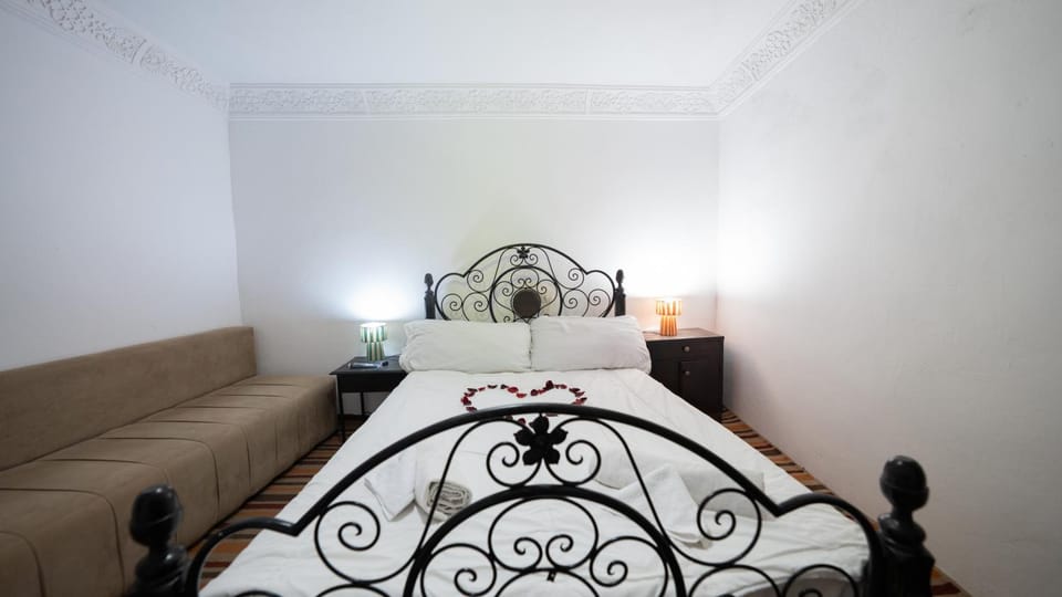 Bed, Living room, Photo of the whole room, Seating area, Bedroom