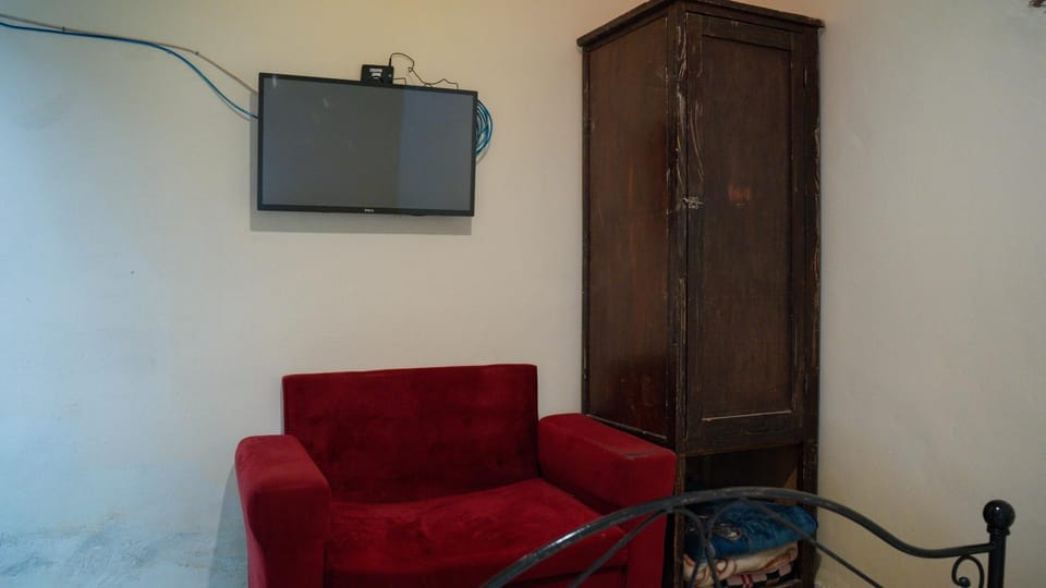 Communal lounge/ TV room, TV and multimedia, Living room, Seating area, Evening entertainment