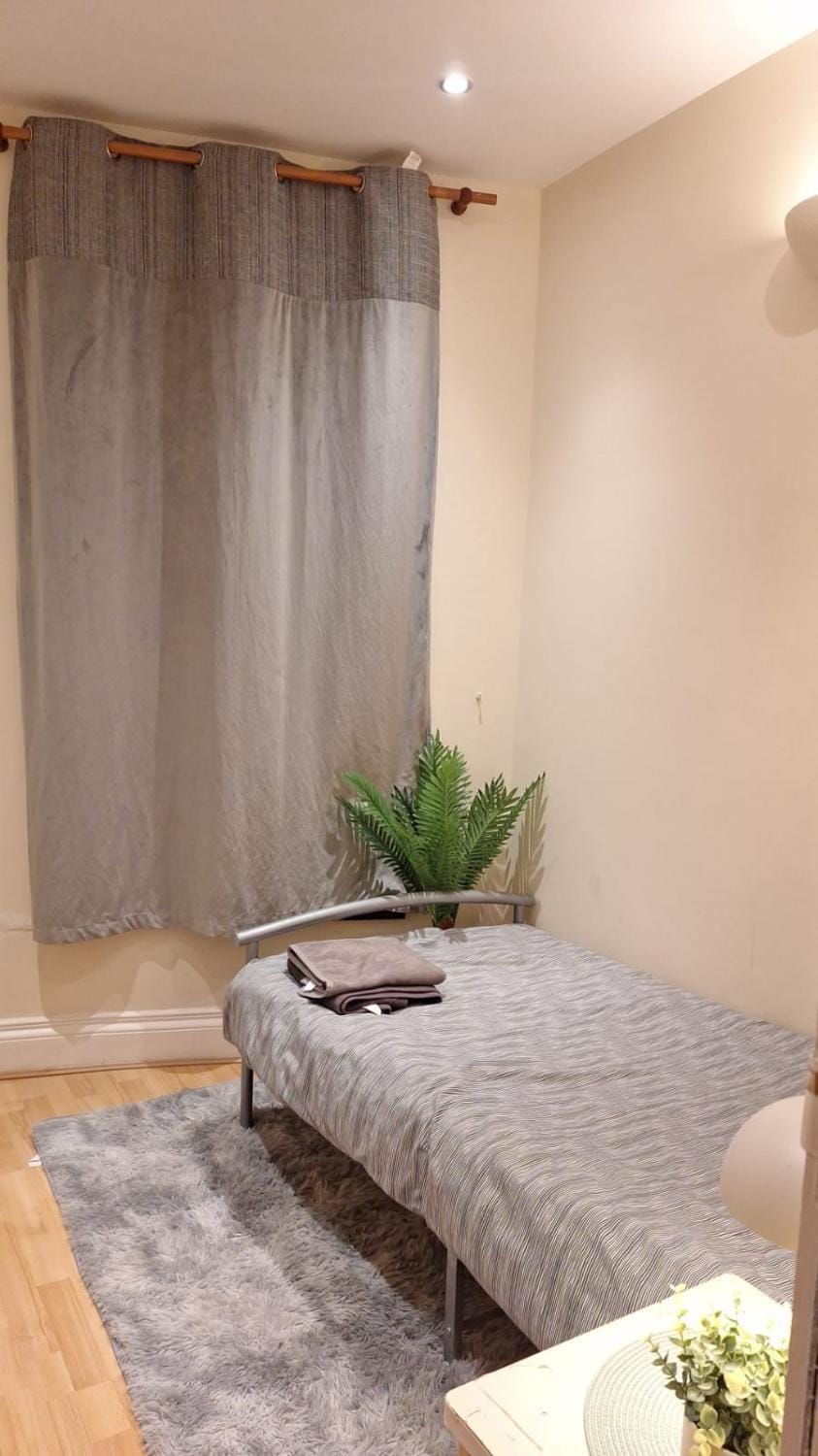 Spacious 2BR, 5 Min Walk to Anfield, Free Parking Apartment in Liverpool