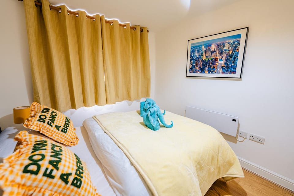 Bed, Bedroom, heating, towels