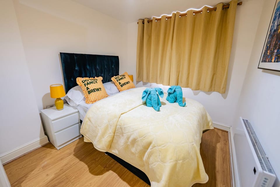 Bed, Bedroom, heating, towels, wardrobe