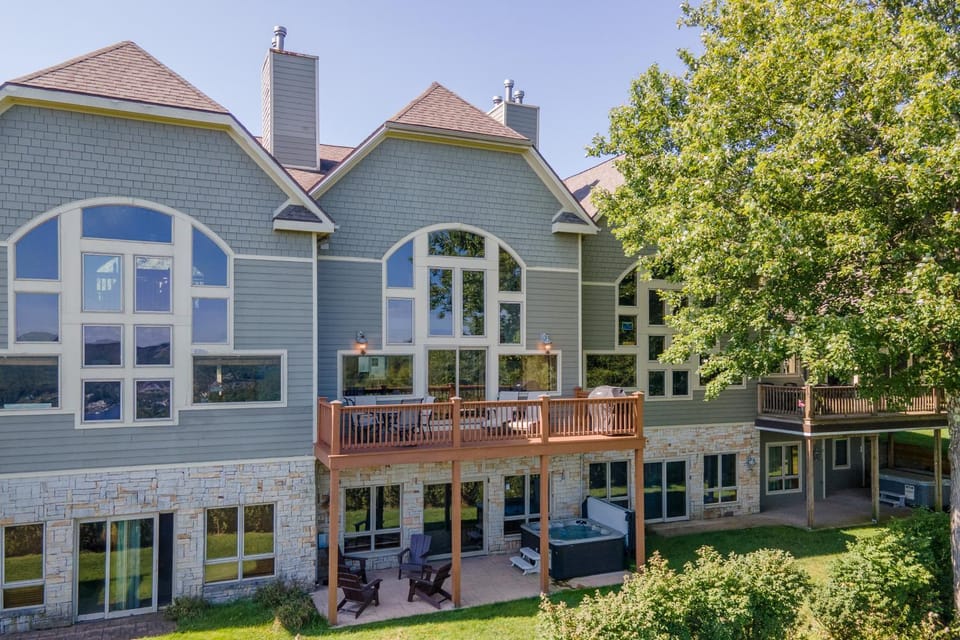 Villa Lago House in McHenry