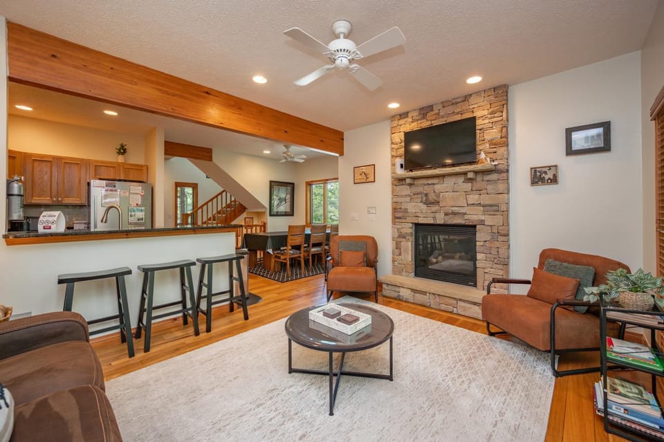 Up The Creek Retreat by Railey Vacations House in McHenry