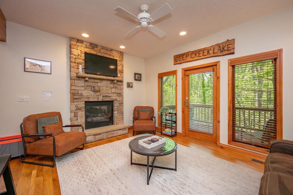 Up The Creek Retreat by Railey Vacations House in McHenry