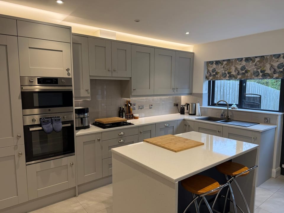 Coffee/tea facilities, Kitchen or kitchenette, Dining area, dishwasher, oven, stove