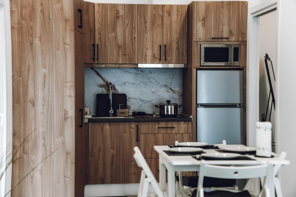 Coffee/tea facilities, Kitchen or kitchenette, Dining area, microwave, stove, toaster