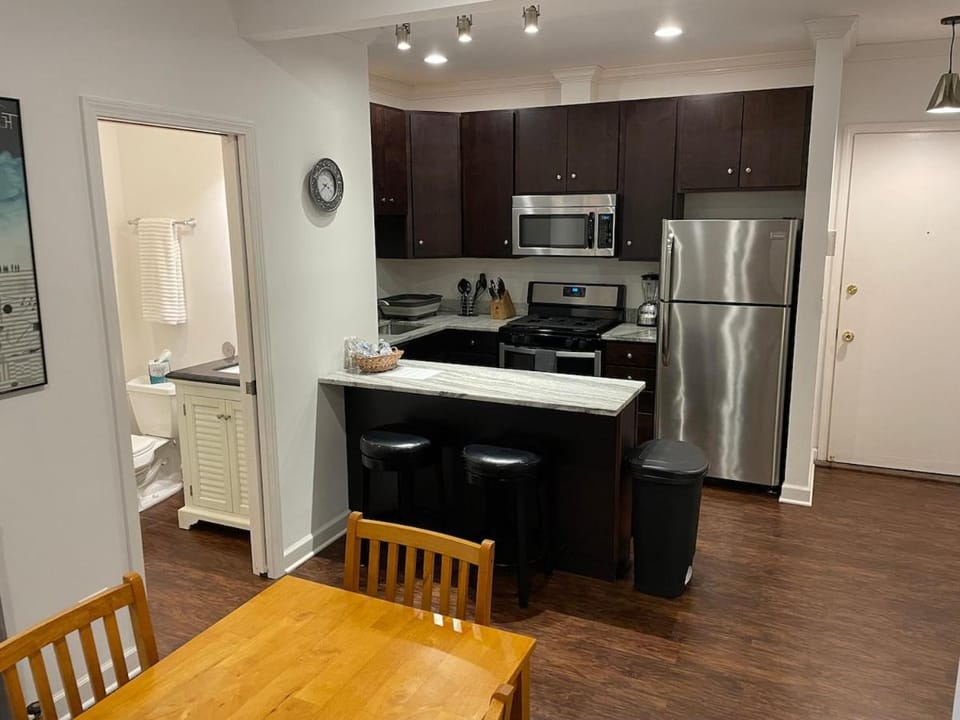 Updated 1 bedroom in the best location! Apartment in Lincoln Park