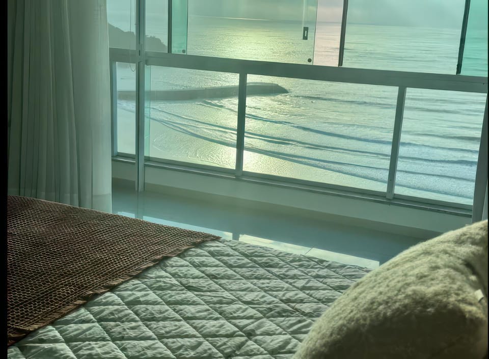 Frente Mar alto padrão 250m2 pé na areia 3 garagens Apartment in Balneário Camboriú