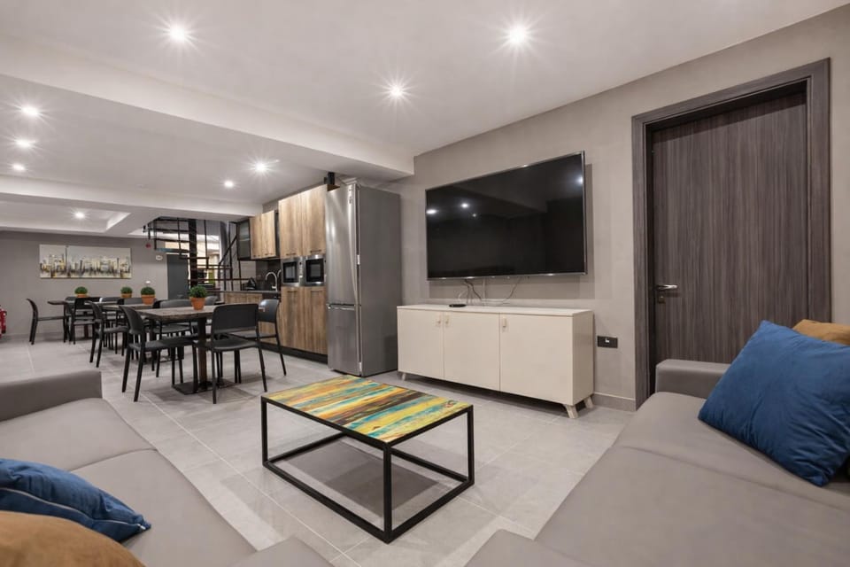TV and multimedia, Kitchen or kitchenette, Living room, Seating area, Dining area, minibar, oven, stove