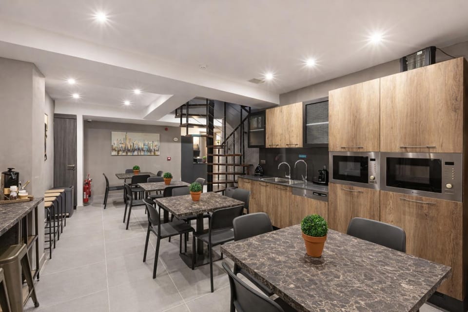 Kitchen or kitchenette, Living room, Seating area, Dining area, minibar, oven, stove