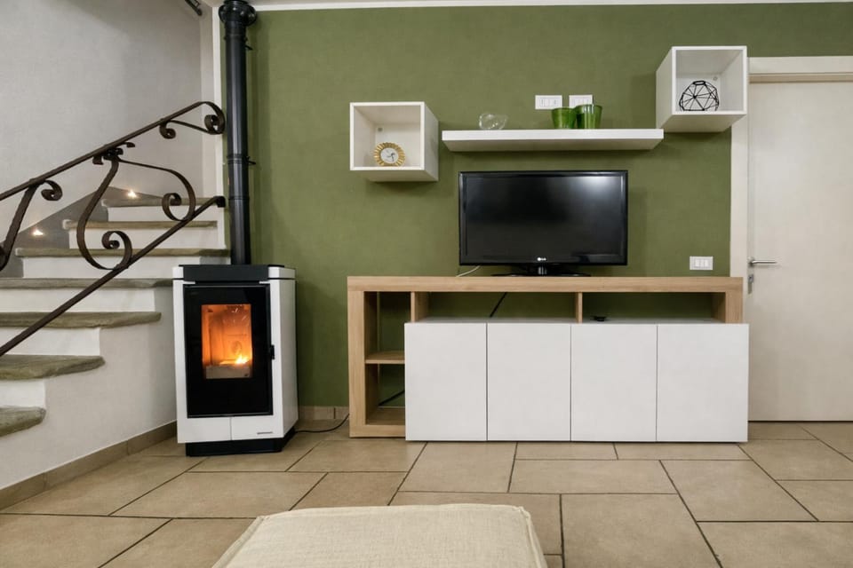 TV and multimedia, Living room, Seating area, Evening entertainment