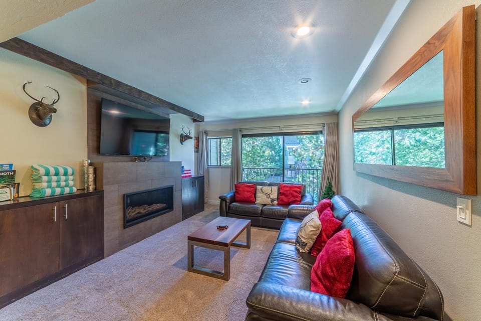 Quaint 1B/1BA Canyon Lodge Condo: Jacuzzi & More! House in Mammoth Lakes