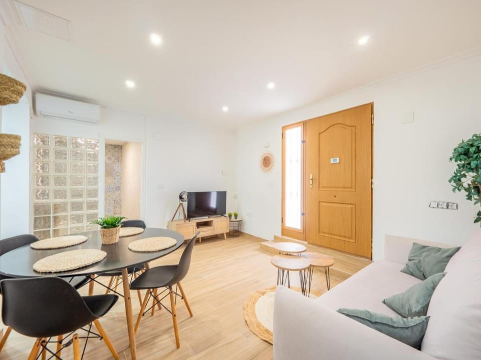 Communal lounge/ TV room, TV and multimedia, Living room, Seating area, Dining area