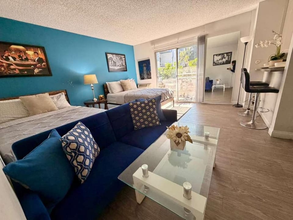 Bed, Seating area, Bedroom