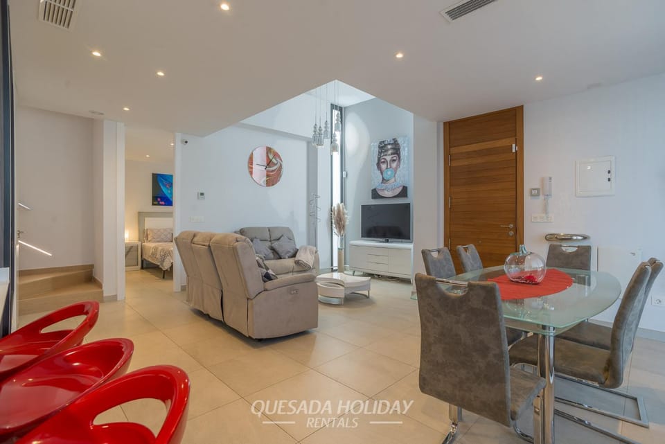 TV and multimedia, Living room, Seating area, Dining area