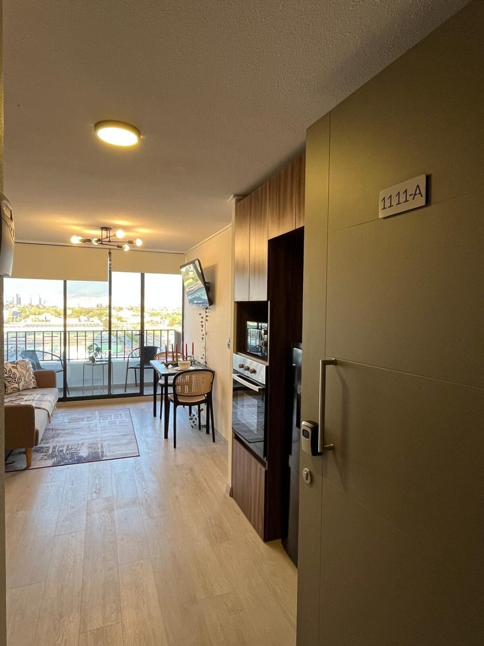 Kitchen or kitchenette, Dining area, oven