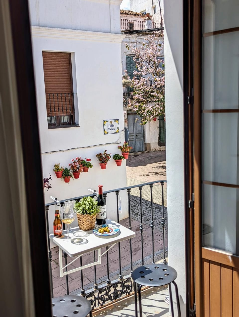 Property building, Patio, Balcony/Terrace, Dining area