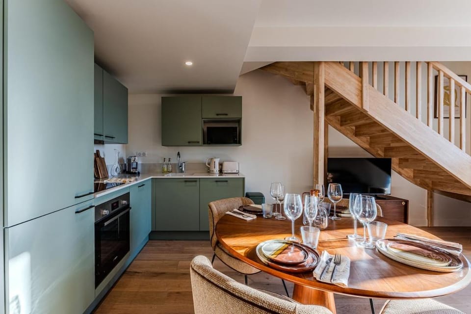 Kitchen or kitchenette, Dining area