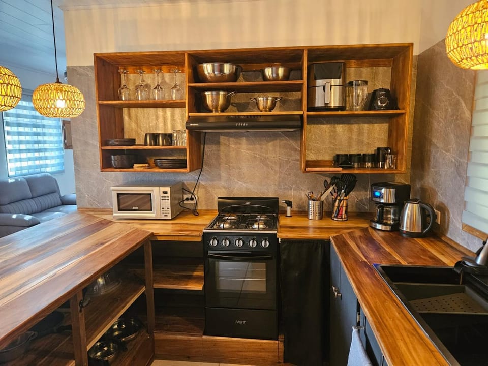 Coffee/tea facilities, Kitchen or kitchenette, oven