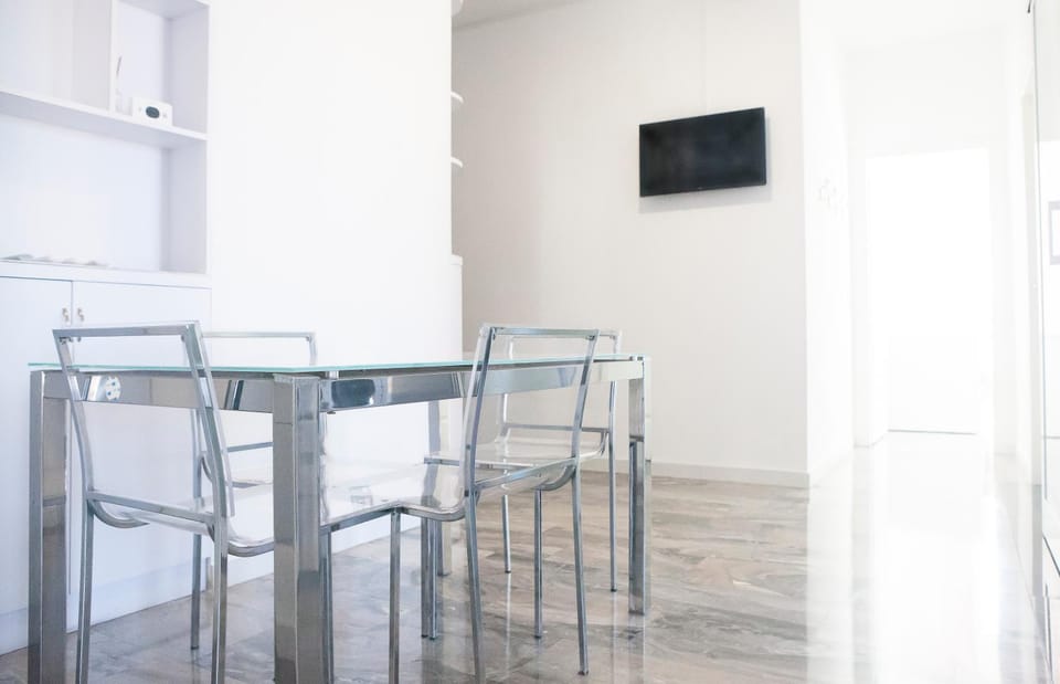 Communal lounge/ TV room, Living room, Dining area